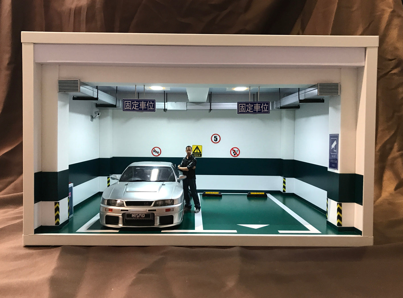 1/18 parking scene with some alloy car model scene of wood garage