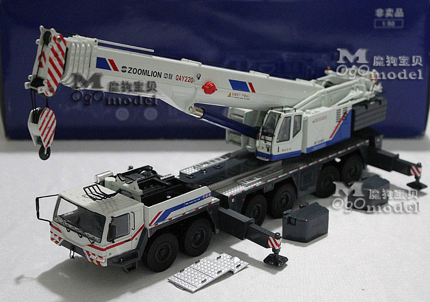 Original Zoomlion QAY220 ton crane car model 1:50