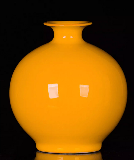 Jingdezhen Ceramic red or yellow vase with wider kiss opening