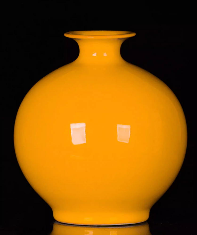 Jingdezhen Ceramic red or yellow vase with wider kiss opening