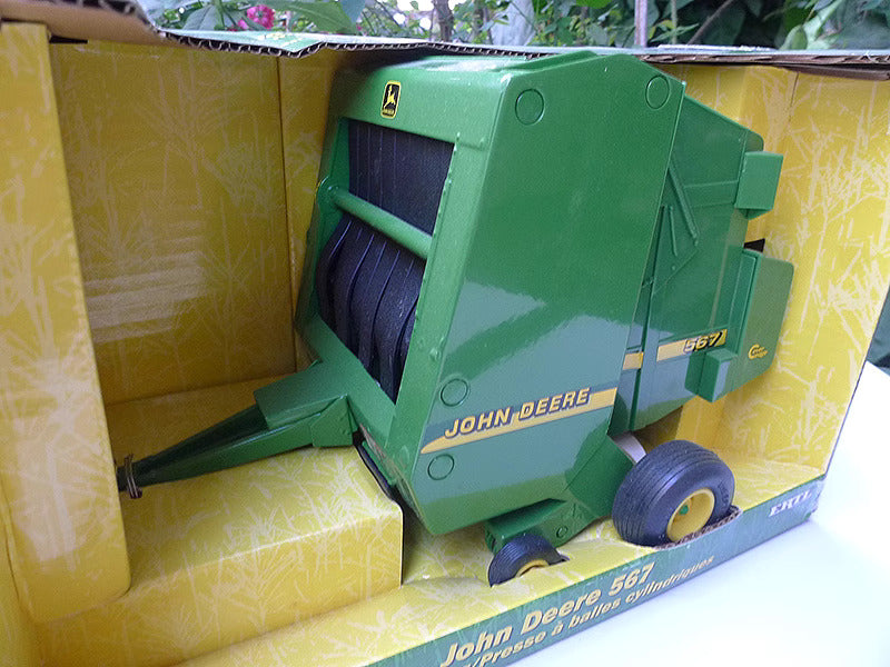 John Deere 567 Baler ERTL 1-16.