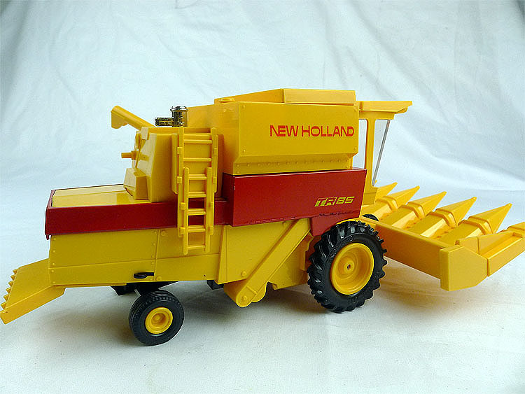 New Holland Die-cast model tractor Ertl 1-32