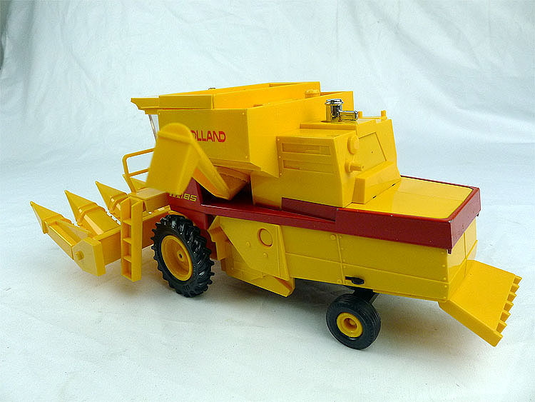 New Holland Die-cast model tractor Ertl 1-32