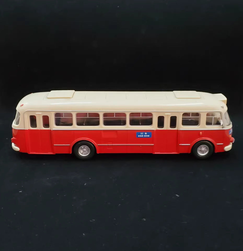 Nostalgic memory 1-43 Beijing Bus No. 32 Skoda 706 Bus Car Model