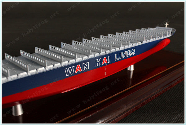 WANHAI 35cm shipping container ship model and case
